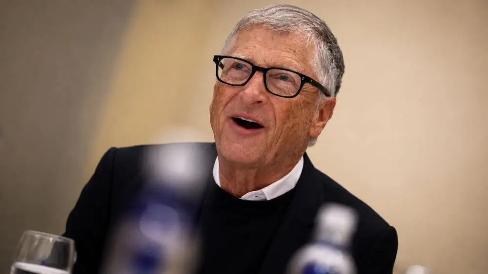 Tỷ phú Bill Gates cảnh báo AI có thể thay thế nhiều công việc trong 10 năm tới, từ việc văn phòng đến một số công việc chân tay.