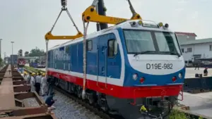 Đường sắt Việt Nam tiếp nhận lô đầu máy D19E thế hệ mới, tốc độ tối đa 120 km/h, được cải tiến để vận hành an toàn, ổn định hơn.