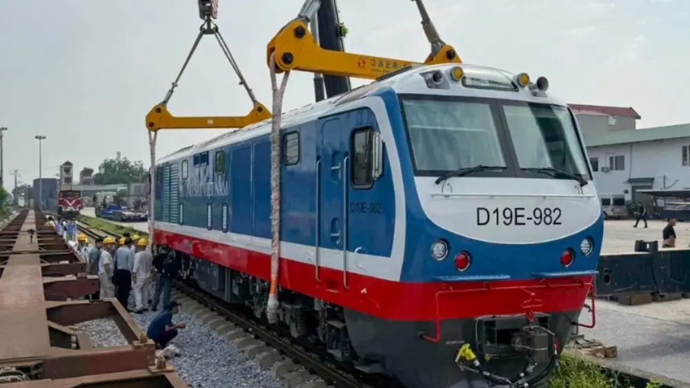 Đường sắt Việt Nam tiếp nhận lô đầu máy D19E thế hệ mới, tốc độ tối đa 120 km/h, được cải tiến để vận hành an toàn, ổn định hơn.