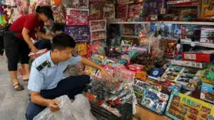 Hà Nội tiêu hủy hàng nghìn sản phẩm bánh kẹo, đồ chơi '3 không' trên thị trường hàng hóa Trung thu. Chi tiết ngay!