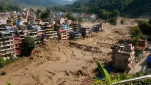 Khối băng rộng bằng 28 sân bóng đá rơi xuống, kích hoạt thảm họa kinh hoàng ở Nepal, cuốn theo dòng lũ bùn tàn phá khu dân cư.