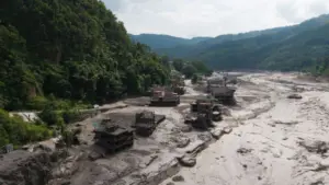 Lũ quét kinh hoàng ở Nepal khiến ít nhất 160 người thiệt mạng. Các nhà khoa học đưa ra nhiều giả thuyết về nguyên nhân thảm họa.
