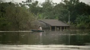 Nhiều khu dân cư ở Xuân Mai, Hà Nội vẫn ngập sau hơn một tuần lũ, người dân phải chèo thuyền, sơ tán người thân và dọn dẹp nhà cửa.