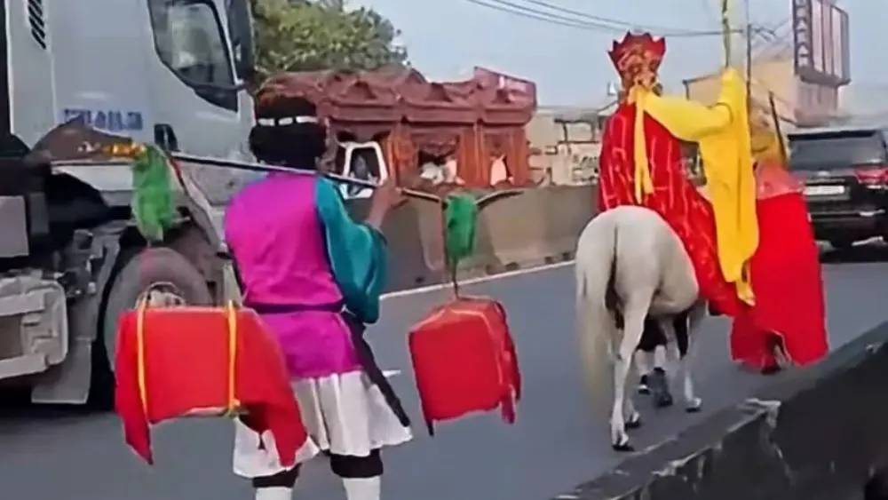 Xác minh clip 4 người hóa trang thành thầy trò Đường Tăng đi bộ, cưỡi ngựa vào làn ô tô trên đường Phan Văn Khải, TP.HCM.