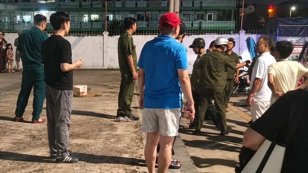 Cô gái 26 tuổi rơi từ cửa sổ phòng ngủ tầng 6 xuống sân khu nhà ở xã hội tại TPHCM và tử vong, công an đang điều tra nguyên nhân.
