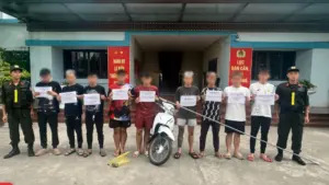 Công an Thanh Hóa ngăn chặn hai nhóm thanh thiếu niên mang hung khí chuẩn bị hỗn chiến, thu giữ dao phóng lợn, dao mèo và bình xịt hơi cay.