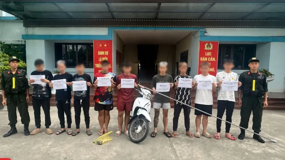 Công an Thanh Hóa ngăn chặn hai nhóm thanh thiếu niên mang hung khí chuẩn bị hỗn chiến, thu giữ dao phóng lợn, dao mèo và bình xịt hơi cay.