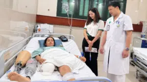 Cô giáo Hoàng Thị Hiền, người cứu bé trai 2 tuổi khỏi xe tải, được hỗ trợ toàn bộ chi phí lắp chân giả sau tai nạn.