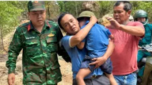 Bé trai 6 tuổi đi lạc trong rừng được tìm thấy an toàn, câu chuyện về chú chó Đen luôn bên cạnh khiến nhiều người xúc động.