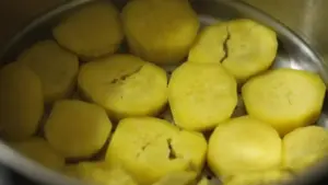 Ăn khoai lang hấp, luộc, kết hợp protein và rau xanh giúp giữ dưỡng chất, tăng chất xơ và hỗ trợ chế độ ăn cân bằng.