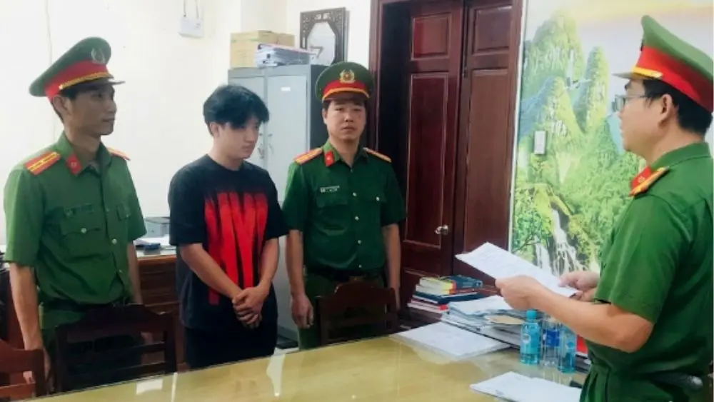 Công an Cần Thơ bắt tạm giam nam thanh niên 24 tuổi, thu giữ kho thuốc lá điện tử trị giá hơn 700 triệu đồng.