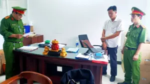 Lê Minh Phúc, phó giám đốc doanh nghiệp ở Vĩnh Long, bị bắt tạm giam để điều tra vụ chôn lấp chất thải nguy hại.