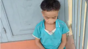 Bé 13 tuổi đi 100km đường núi tìm mẹ, mang theo chiếc điện thoại không sim có hình ảnh người cha đã mất.