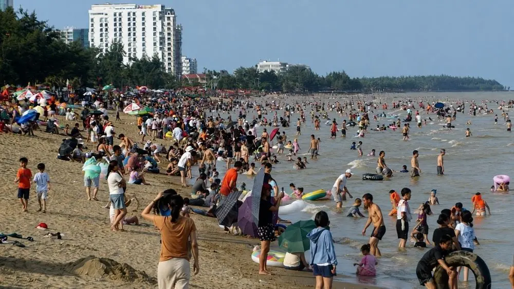 Biển Sầm Sơn đông nghẹt du khách ngày đầu kỳ nghỉ lễ 2/9. Cập nhật không khí sôi động ngay!