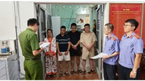 Bốn người bị tạm giữ sau khi hành hung tài xế taxi vì từ chối chở quá số người quy định tại Quảng Ninh.
