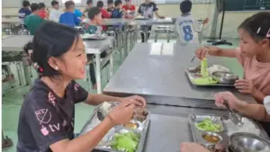 Bữa cơm bán trú đầu tiên của học sinh lớp 6 ở Mường Lý, Thanh Hóa mang đến niềm vui và sự háo hức cho các em.