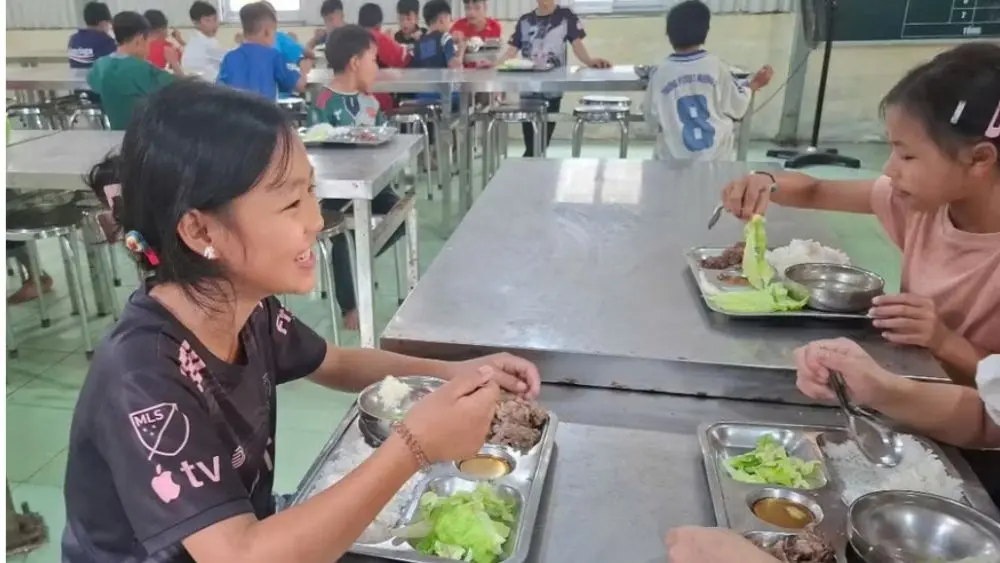 Bữa cơm bán trú đầu tiên của học sinh lớp 6 ở Mường Lý, Thanh Hóa mang đến niềm vui và sự háo hức cho các em.