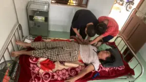 Cán bộ quân y cấp cứu người phụ nữ ở Quảng Trị bị ong vò vẽ đốt gần 20 nốt, rơi vào tình trạng khó thở, nôn mửa và hôn mê nhẹ.