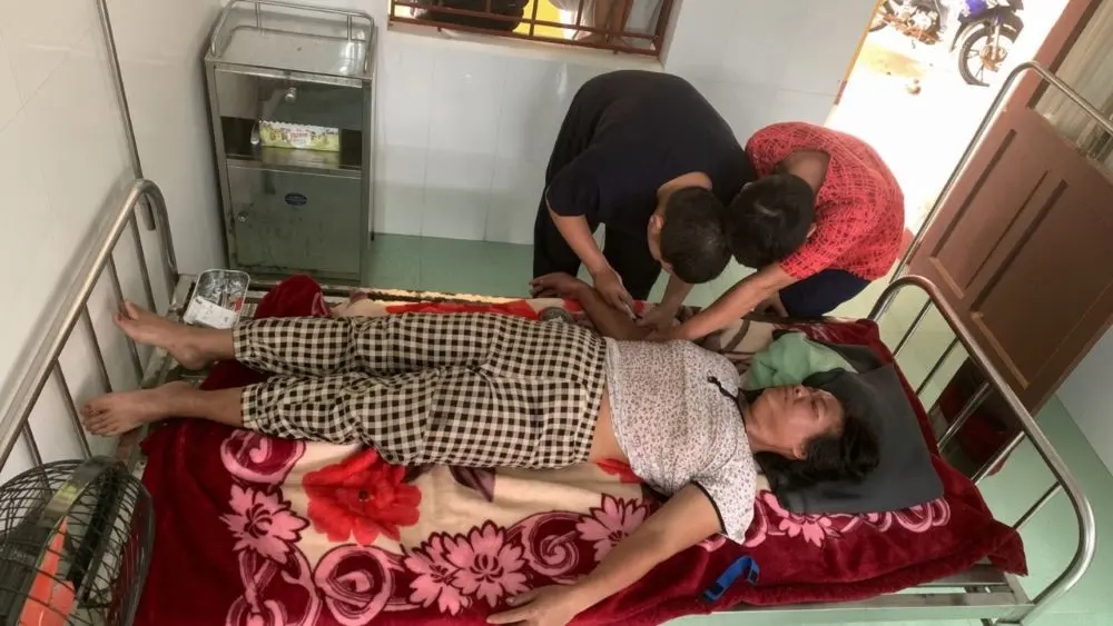 Cán bộ quân y cấp cứu người phụ nữ ở Quảng Trị bị ong vò vẽ đốt gần 20 nốt, rơi vào tình trạng khó thở, nôn mửa và hôn mê nhẹ.