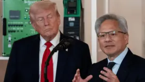 CEO NVIDIA Jensen Huang nhận điện thoại từ Tổng thống Trump ngay trên sân khấu, đưa ra tuyên bố khẩn về định hướng phát triển AI.