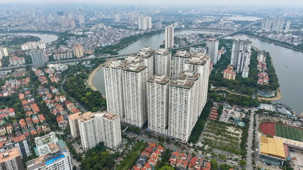 Chung cư HH Linh Đàm đứng trước nguy cơ phải di dời, khiến nhiều cư dân lo lắng về nơi ở và phương án ổn định cuộc sống.