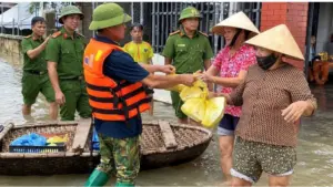 Thanh Hóa còn nhiều hộ dân bị ngập nước, lực lượng Công an hỗ trợ cấp phát suất ăn cho người dân vùng ngập.
