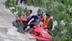 Công an xã Hàm Liêm cùng lực lượng cứu nạn giải cứu người đàn ông mắc kẹt giữa dòng nước chảy xiết do hồ chứa xả tràn.