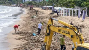 Thanh Hóa khẩn trương dọn dẹp rác, củi sau mưa lũ ở Sầm Sơn, trả lại cảnh quan sạch đẹp cho bãi biển.