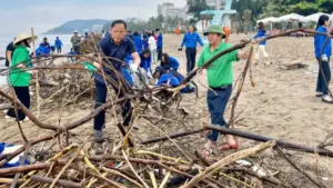 Bãi biển Sầm Sơn được huy động lực lượng dọn rác, củi sau mưa lũ, góp phần nhanh chóng khôi phục cảnh quan du lịch ven biển.