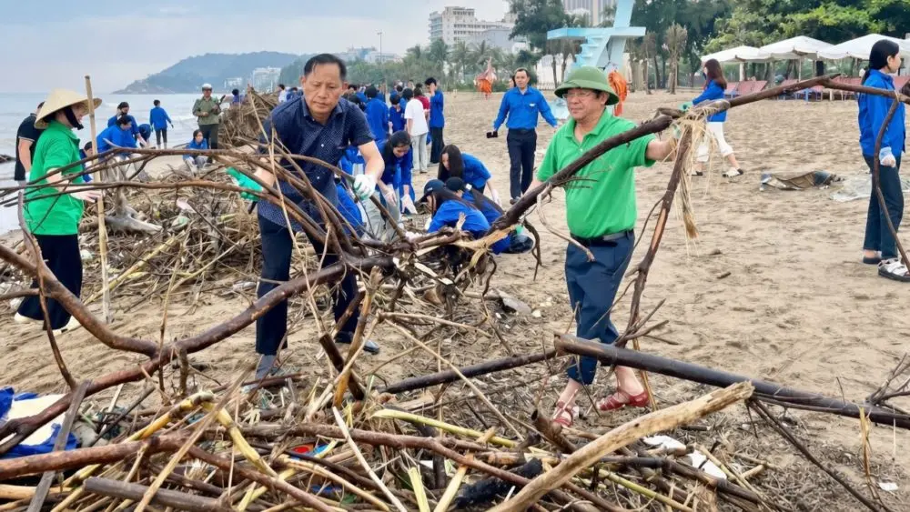 Bãi biển Sầm Sơn được huy động lực lượng dọn rác, củi sau mưa lũ, góp phần nhanh chóng khôi phục cảnh quan du lịch ven biển.