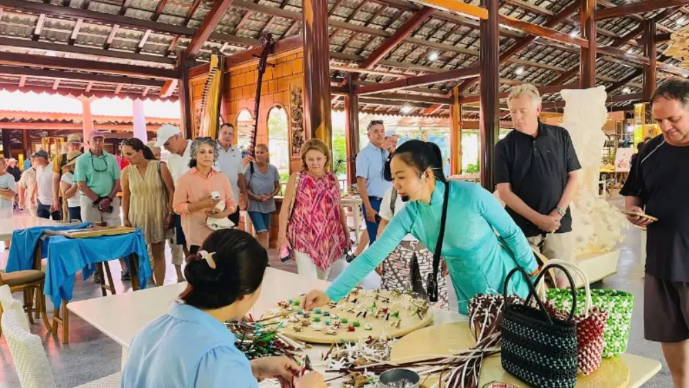 Du khách Nga tham quan làng nghề Trường Sơn ở Nam Nha Trang, trải nghiệm không gian văn hóa và các sản phẩm nghề truyền thống.