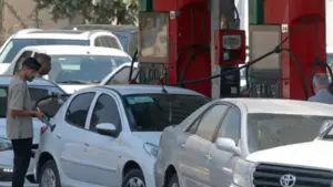 Iran tăng giá xăng đối với người tiêu thụ nhiều từ ngày 8.9, đồng thời chuẩn bị lập vùng cấm gần eo biển Hormuz.
