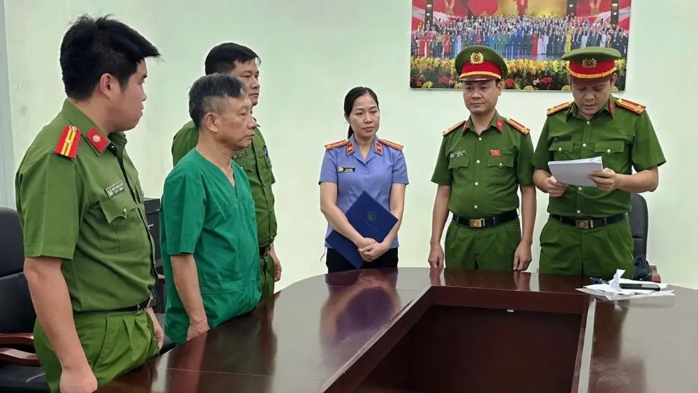 Loạt giám đốc bệnh viện bị khởi tố liên quan hồ sơ bệnh án, từ làm sai lệch giấy tờ đến lập khống để thanh toán bảo hiểm.