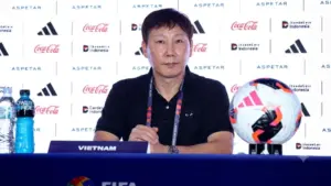 HLV Kim Sang Sik xin lỗi người hâm mộ sau trận thua Thái Lan. Cập nhật phát biểu ngay!