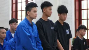 Hồ Đình Tú cùng hai bị cáo hầu tòa sau vụ hỗn chiến khiến một người tử vong. Tú bị tuyên 16 năm tù về tội giết người.