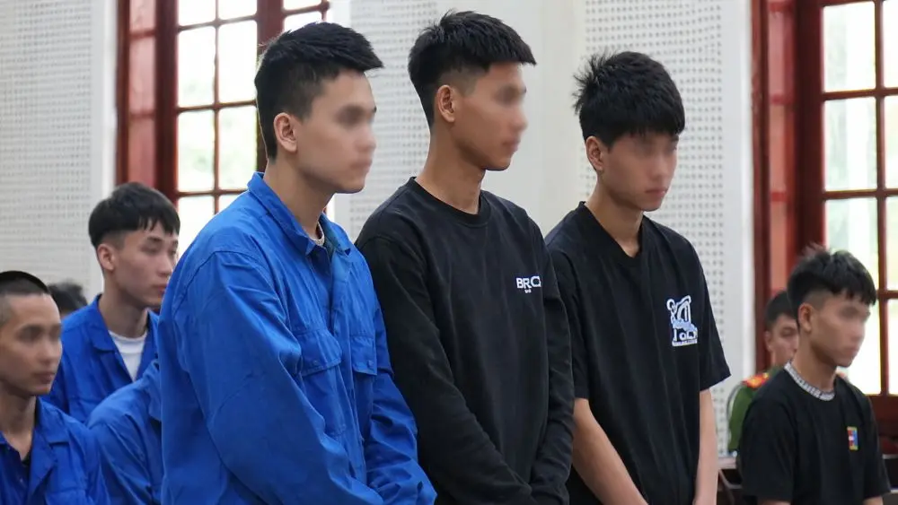Hồ Đình Tú cùng hai bị cáo hầu tòa sau vụ hỗn chiến khiến một người tử vong. Tú bị tuyên 16 năm tù về tội giết người.