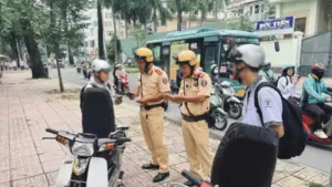 Học sinh vi phạm giao thông vẫn tái diễn dù đã ký cam kết. Sở GD-ĐT TP.HCM nêu trách nhiệm của nhà trường và hiệu trưởng.
