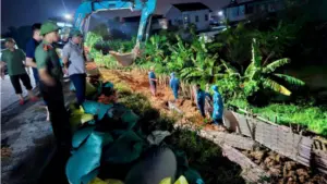 Khoảng 100 người xuyên đêm khắc phục mái đê sông Cầu Chày sạt trượt 50m sau mưa lớn ở Thanh Hóa.