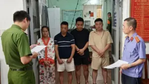 Khởi tố 6 người hành hung tài xế taxi ở Quảng Ninh, truy tìm 1 khách nữ. Chi tiết ngay!