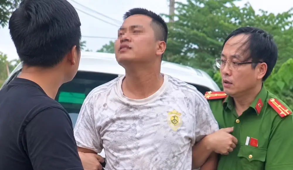 Công an tỉnh Thanh Hóa kịp thời khống chế đối tượng cầm dao đuổi đánh người, thu giữ 2 con dao để xác minh, xử lý.