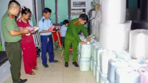 Kiểm tra kho rượu tại Ninh Bình, lực lượng chức năng phát hiện và thu giữ gần 1.800 lít rượu không có giấy tờ chứng minh nguồn gốc.