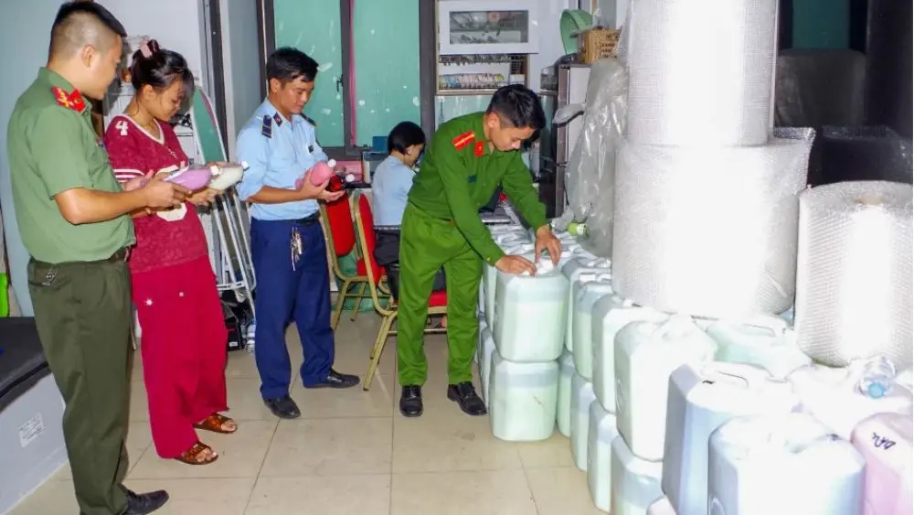 Kiểm tra kho rượu tại Ninh Bình, lực lượng chức năng phát hiện và thu giữ gần 1.800 lít rượu không có giấy tờ chứng minh nguồn gốc.