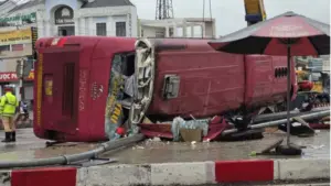 Vụ lật xe khách tại Gia Lai khiến 2 người tử vong, 5 người bị thương khi gia đình về quê dự đám giỗ, tai nạn xảy ra gần tới nhà.