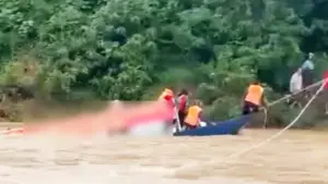 ũ cuốn trôi thuyền ở Nghệ An, 10 người dân rơi xuống sông được lực lượng chức năng cứu và đưa lên bờ an toàn.