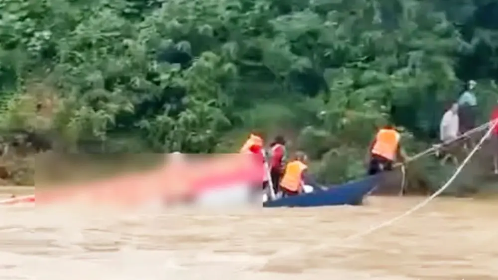 ũ cuốn trôi thuyền ở Nghệ An, 10 người dân rơi xuống sông được lực lượng chức năng cứu và đưa lên bờ an toàn.