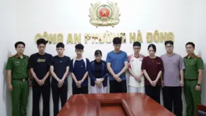 Bắt 8 đối tượng bị điều tra vì lừa bán “thuốc nam gia truyền” quảng cáo chữa khối u, bước đầu xác định chiếm đoạt khoảng 244,5 triệu đồng.