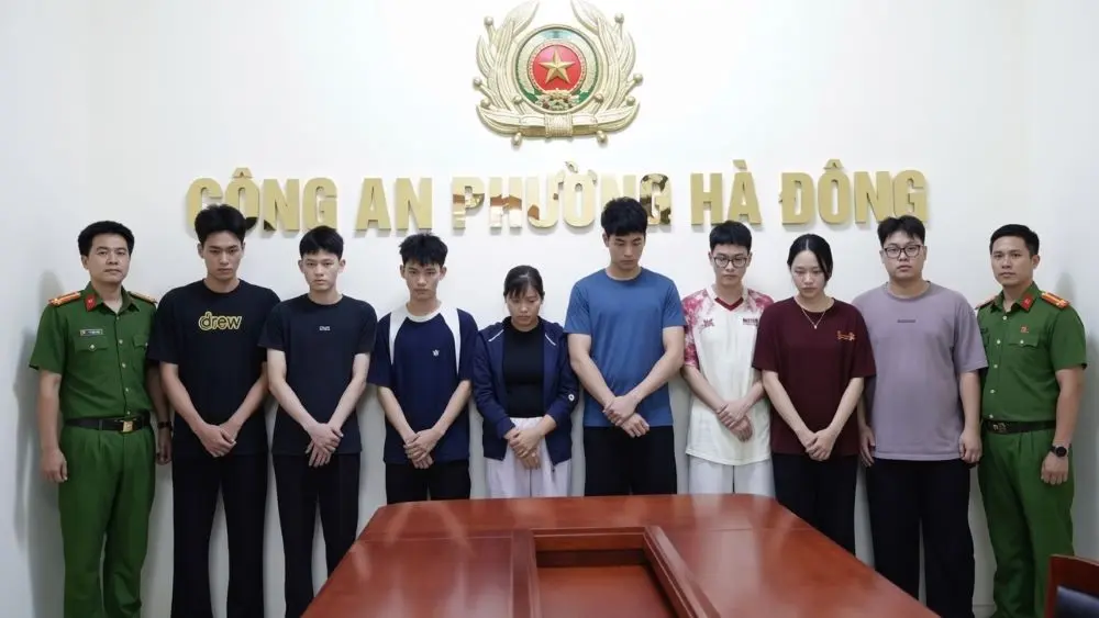 Bắt 8 đối tượng bị điều tra vì lừa bán “thuốc nam gia truyền” quảng cáo chữa khối u, bước đầu xác định chiếm đoạt khoảng 244,5 triệu đồng.