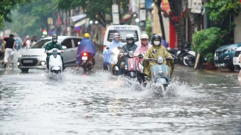 Miền Bắc bước vào đợt mưa rất lớn, nhiều nơi lượng mưa vượt 500mm gây nguy cơ ngập lụt diện rộng, người dân cần chú ý an toàn.