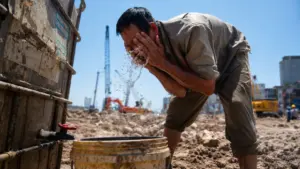 Cập nhật thời tiết mới nhất: Miền Bắc nắng nóng gay gắt trên 36 độ C, bão số 5 diễn biến phức tạp và đổi hướng.