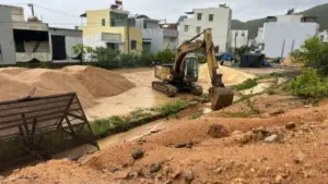 Mưa lớn cuốn đất đá tràn vào khu dân cư tại Gia Lai. Cập nhật tình hình ngay!